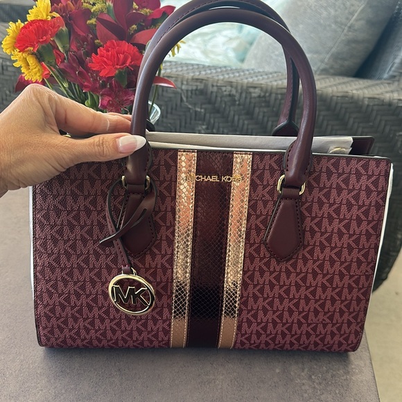 BRAND NEW MICHAEL KORS BAG! Rose gold stripe on front! Burgundy colors! - Picture 4 of 17